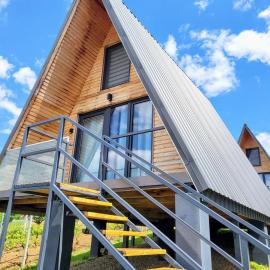 CAVO VILLAGE- Cabins Rental Băile 1 Mai, hotel en Rontău