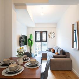 Elegant Riverside Penthouse with City Views, hotel in Leeds