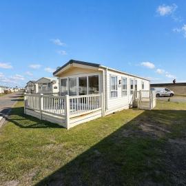 Beautiful 6 Berth Caravan By The Beach In Suffolk Ref 40076Nd, hotel i Lowestoft
