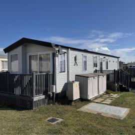 Homely Caravan With Decking At North Denes In Suffolk, Ref 40119And: Lowestoft şehrinde bir otel