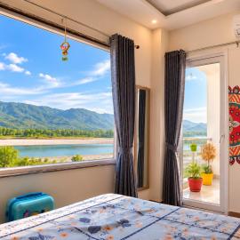 Advaitam Ganga & Hill View Homestay by the Ganges Ghat - Luxury 3 BHK, Hotel in Rishikesh