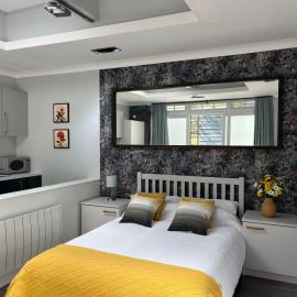 The Welcome Haven - Cozy Studio with Patio & Free Parking
