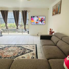 Home Away From Home Near Everything Spacious Home, hotel di Narre Warren South