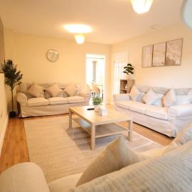 Cosy - Sleeps 9 - En-Suites - Driveway: Wolverhampton şehrinde bir otel