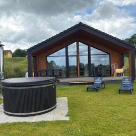 Sea View House with Sauna & Hot Tub for 8, hotel in Augustenborg