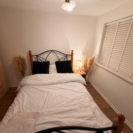 Bungalow Sleeps 4 with Free Parking and Garden, hotel in Manchester