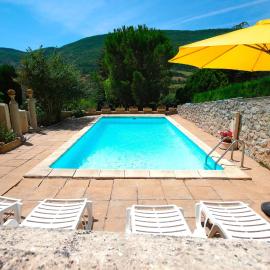 Appartement spacieux à La Roche-sur-le-Buis avec piscine privée.