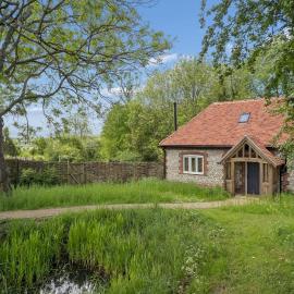 Peaceful Farm Stay Escape in Buckinghamshire - Pass the Keys, hotel a Stokenchurch