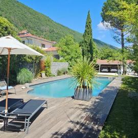 Villa Blanche - Entre montagne piscine et calme, hotel a Sévrier