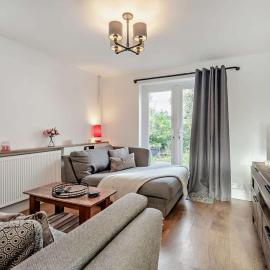 Rockford Cottage 3 Bed Modern New Forest House with Garden، فندق في Bransgore