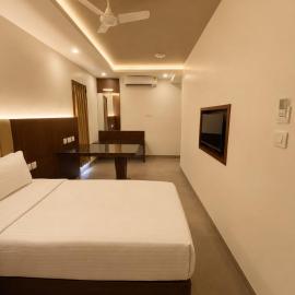 Arthana Grand Inn, hotel in Udumalaippettai