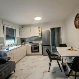 Apartma Alpine Gateway, hotel in Komenda