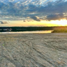 Dom nad jeziorem z prywatną plażą i prywatną przestrzenią 20000m2, hotel in Słupia