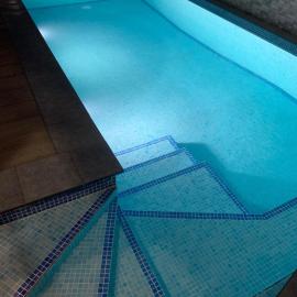 Villa moderna con piscina vista al mar