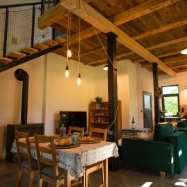 Glamping & Farm Zlaté Podlesí - Letní stáj v konírně, hotel in Zlaté Hory