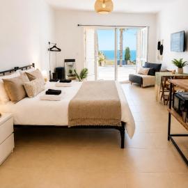 Hilltop Studio with Sea View in Gozo, хотел в Надур