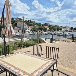 Stone house for rent Tramontana Lun, מלון בלון
