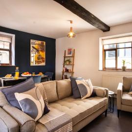 Grade II Listed Flint Cottage Sleeps 4, Hotel in Norwich