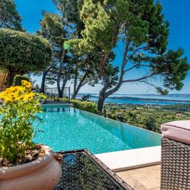 Holiday house Pantovčak, secluded stone house without other guests,with heated pool and unique view