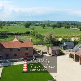 The Farmhouse at Nunwell - Historic 5-Bedroom Farmhouse on Private Estate with Fire Pit & Parkland, hotel in Brading
