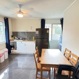 Renovated 5 BR Home with 4 AC and Free Parking: Eagleby şehrinde bir otel