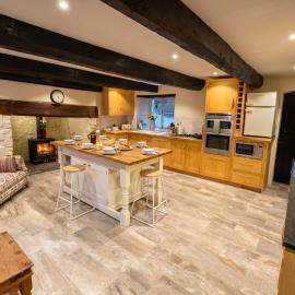 Tynewedd Farmhouse - Historic 1652 Farmhouse, Hot Tub, Sleeps 12, Hotel in Blaencwm