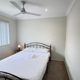 Beautiful 4 BDR House with ensuite and AC, Hotel in Bellbird Park