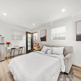 Gated 1 BD Home in Silver Lake with Patio, hotel in Los Angeles