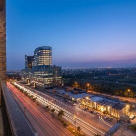 Luxury 2-Bedroom Apartment with Balcony Skypark One Gulberg Greens Islamabad, hotel in Islamabad