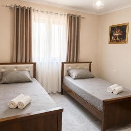 Airport Garden Retreat, hotel in Domje