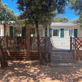 Mobil-home 4 personnes climatisé dans le sud de l'Ardeche, hotel in La Celle-sous-Gouzon