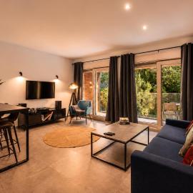 Vinyl & Wine Retreat by THE HOUSE Experience Collection, hotel in Škaljari