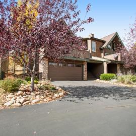3BR Three-story home with epic mountain views & fireplace