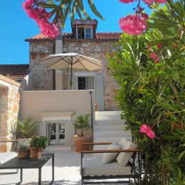 Njiva House - private garden retreat near beach