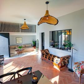 Elegant house, private garden, and hot tub, hotel in Joué-lès-Tours