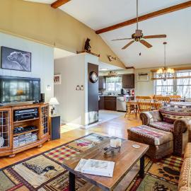 3 Mi to Big Boulder Mtn! Poconos Home w/ Game Room, hotel v destinaci Lake Harmony