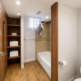 Modern 2-Bedroom Suite, 3-Min Walk to C-Train & Shopping, hotel a Calgary