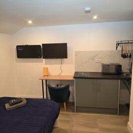 Studio with ensuite bedroom and kitchen، فندق في Beenham