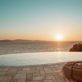 Quiet Magnificent Villa Karalis - Mykonos, hotell sihtkohas Klouvas