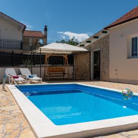House Mirakul near Krka Private Pool, hotel u Skradinu