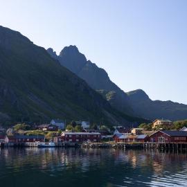 Gammelbanken Seaview Suites - Modern Apartments with Sea View, Lofoten, Hotel in Ballstad