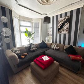 Cozy & Stylish 3-Bed house Parking & 3 Smart TVs