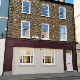 Spacious 7-Bedroom Townhouse in Heart of Thurles: Thurles şehrinde bir otel