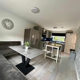 Bedford - Marston Moretaine -Contractors Professionals & Family stays Lovely Large 6BR home - 4 bathrooms- sleeps up to 14 - Private parking - 6mins to Universal site 5mins, hotel a Marston Moretaine