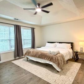 Cozy modern Mediterranean haven, 1 King 2 Queens, hotel em Suwanee
