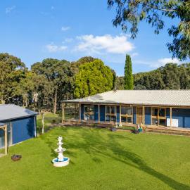Peaceful 6-Acre Grampians Ridge Retreat Sleeps 10, Hotel in Stawell
