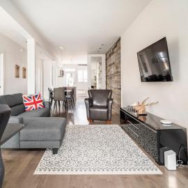 Stylish Chic 3 BDRS Apt near metro at MTL-N, Parking!