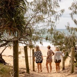 Colourful Shelly Beach Townhouse - Pet-friendly, hotel in Caloundra