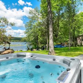 Lakefront, Dock, Boats, Hot Tub, Game Room, hotel in Lake Ariel