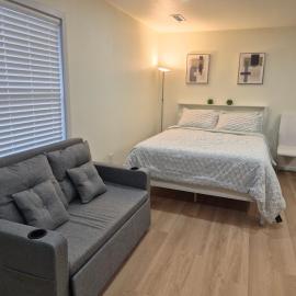 New Modern Studio Near Paine field, khách sạn ở Everett